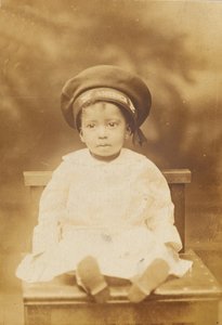 Küçük bir çocuğun resmini içeren fotoğrafik kartpostal, 1918-1930. by Unbekannt
