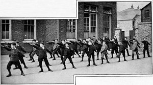Bir Londra okulunda fiziksel tatbikat, c1900 1901 by Unbekannt