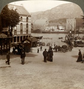 Modern kasabadaki bir meydandan pitoresk eski Bergenhus kalesi, Bergen, Norveç, 1905. by Unbekannt