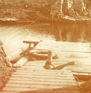 Nehir kıyısındaki gönderi, Diksmuide, Belçika c1914-c1918 by Unbekannt