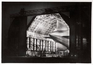 Bir gece uçuşu için hazırlıklar, Zeppelin LZ 127 Graf Zeppelin, 1933 by Unbekannt