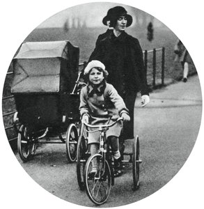 Prenses Elizabeth üç tekerlekli bisiklete binerken, Mart 1932, 1937 by Unbekannt