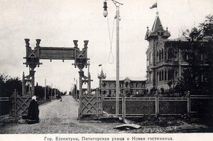 Pyatigorsk Caddesi ve bir otel, Yessentuki, Rusya, 1900'ler. by Unbekannt