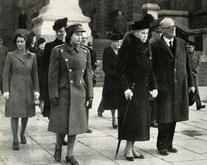 Kraliçe Mary, Prenses Elizabeth, Prenses Margaret..., Ateşkes Günü, 1945, 1951. by Unbekannt