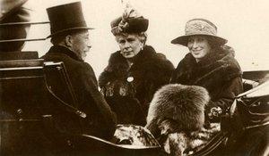 Kraliçe Mary ile Prenses Kraliyet ve Vikont Lascelles, 1923. by Unbekannt