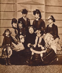 Kraliçe Victoria, gelini ve torunlarıyla birlikte, c1880 1935 by Unbekannt