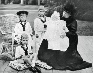 Kraliçe Victoria, torunlarıyla birlikte Osborne House, Wight Adası, 1900 by Unbekannt