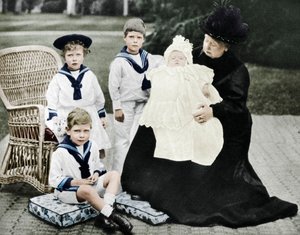 Kraliçe Victoria, torunlarıyla birlikte Osborne House, Wight Adası, 1900 by Unbekannt