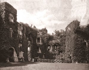 Raglan Kalesi, Monmouthshire, Galler, 1894. by Unbekannt