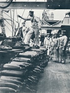 Bir savaş gemisinin güvertesinde deniz topları için mermi almak, c1914 by Unbekannt