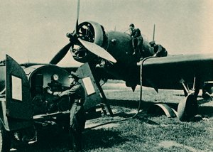 Bir Wellesley Bombardıman Uçağına Yakıt Doldurma, 1940 by Unbekannt