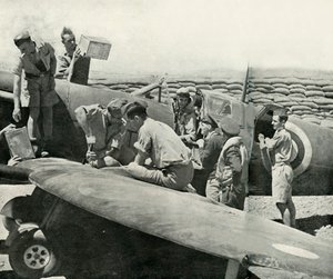 Spitfire savaşçılarının yakıt ikmali ve yeniden silahlandırılması, Malta, II. Dünya Savaşı, 1942 1944. by Unbekannt