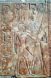 Erkek elbiseli Kraliçe Hatshepsut kabartması, Amun Tapınağı, Karnak, Mısır, MÖ 1500 by Unbekannt