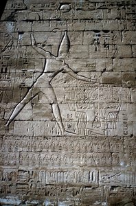 Ramses III'ü vuran düşmanların rölyefi, Ramses III Morg Tapınağı, Medinat Habu, c1200BC by Unbekannt