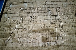 Ramses III'ü vuran düşmanların rölyefi, Ramses III Morg Tapınağı, Medinat Habu, c1200BC by Unbekannt