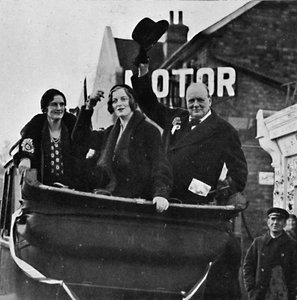 Epping için geri döndü Bayan Churchill ve kızı Diana, mutluluğu ve zaferi paylaştı, 1931, 1945. by Unbekannt