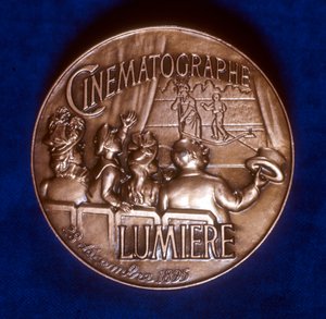 Lumiere kardeşlerin 50 yıllık sinematografisinin anısına madalyanın arka yüzü, 1945 by Unbekannt