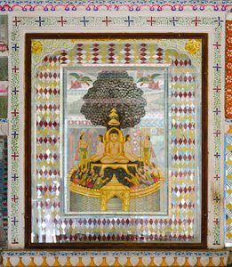 19. yüzyıldan kalma Patwon ki Haveli konağında bir odada zengin bir şekilde dekore edilmiş dini sanat eserleri, Jaisalmer, Rajasthan, Hindistan (fotoğraf) by Unbekannt