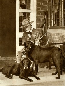 Robert Baden-Powell, köpekleriyle birlikte evde, c1929, 1935. by Unbekannt