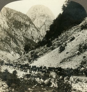 Rocky Jordalsnut turist arabalarıyla dolu yolun yanından 3620 ft, Norveç, c1905. by Unbekannt