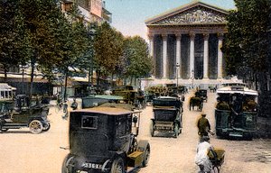 Rue Royale ve Madeleine, Paris, sokakta arabalar ve bir motorbüs ile, c1900 by Unbekannt