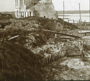 Yıkık bina ve sahil boyunca hendekler, c1914-c1918 by Unbekannt