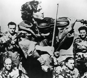 Rus ordusu hemşiresi keman çalıyor, Doğu Cephesi, 1944 by Unbekannt