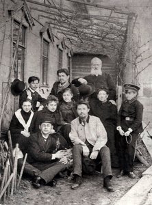 Rus yazar Anton Çehov, ailesi ve arkadaşlarıyla, 1890 by Unbekannt