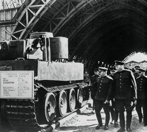 Rus generalleri, ele geçirilen Alman silahlarının sergisini teftiş ediyor, Rusya, 1943 by Unbekannt