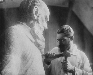 Rus heykeltıraş Sergey Merkurov 1881-1952, Leo Tolstoy heykeli üzerinde çalışıyor by Unbekannt