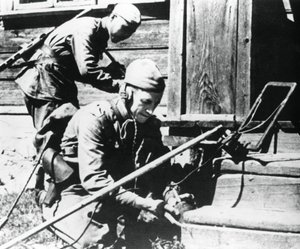 Mayın dedektörlü Rus askerleri, bubi tuzağına sahip bir evi temizliyor, Doğu Cephesi, 1944 by Unbekannt