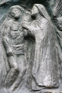Saint-Pierre de Montmartre kilisesi: Notre Dame kapı heykeli: İsa çarmıhtan indirildi, Paris, Fransa by Unbekannt
