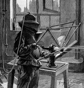 Bisiklet çerçevesinin bağlantı yerlerinin kumlanması, Fransa, 1896 by Unbekannt
