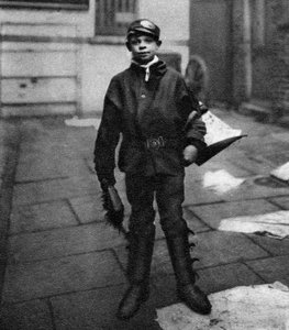 Yoldaki at pisliklerini temizleyen çöpçü çocuk, Londra, 1926-1927 by Unbekannt