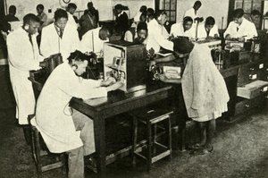 Yerli Kolejdeki Sahneler - Fizik laboratuvarındaki öğrenciler, c1948. by Unbekannt