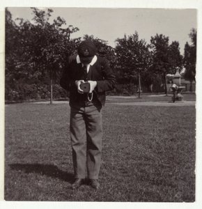 Bir fotoğraf çeken okul çocuğu, c 1905 by Unbekannt
