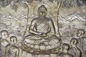 Shakyamuni Buddha, beş öğrencisine vaazı - yasa çarkını - vaaz ediyor. Ho Chi Minh Şehri. Vietnam by Unbekannt