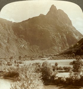 Rauma Nehri üzerindeki dağ duvarını taçlandıran Romdalshorn'un keskin zirveleri, Norveç, c1905. by Unbekannt