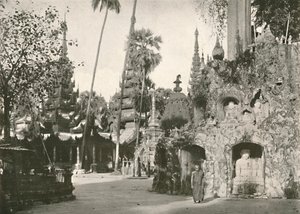 Shwe Dagon Pagoda'daki Tapınaklar, Rangoon, 1900. by Unbekannt