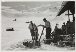 Bir dağ evinin dışındaki kayakçılar, 1930 dolayları by Unbekannt