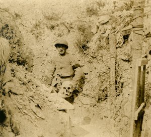 Siperlerde gömülü bulunan kafatası, c1914-c1918 by Unbekannt