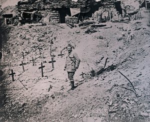 Tahta haçlar arasında asker, c1914-c1918 by Unbekannt