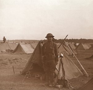 Çadırın yanında duran asker, Amerikan kampı, Melette, Fransa, c1914-c1918. by Unbekannt