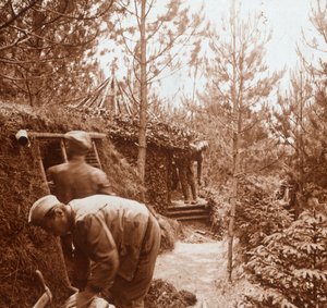 Toprakla kaplı sığınaklardaki askerler, Genicourt, kuzey Fransa, c1914-c1918 by Unbekannt