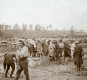 Su için çamurda kuyruğa giren askerler, Genicourt, Kuzey Fransa, c1914-c1918 by Unbekannt