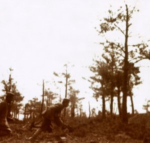Savaş alanında koşan askerler, c1914-c1918 by Unbekannt