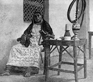 Nargile içen Somalili kadın, Aden, 1922 by Unbekannt