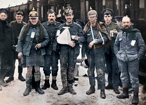 Neuve Chapelle savaşından bazı neşeli yaralılar, ele geçirilen Alman miğferleri giyiyor, 1915 by Unbekannt