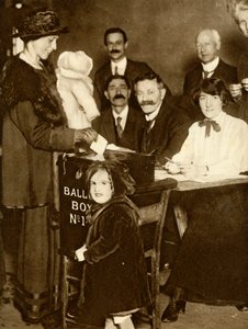 Bazı kadınlar ilk kez oy kullanabiliyor, İngiltere, 14 Aralık 1918, 1935. by Unbekannt