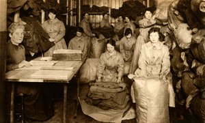 WAAC giyim mağazasında üniformaları sıralama, Birinci Dünya Savaşı, 1914-1918, 1933. by Unbekannt